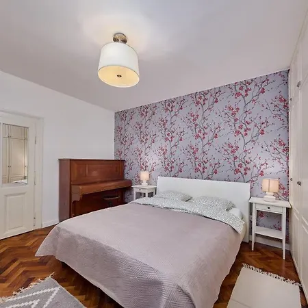 Old - Courtyard Apartament