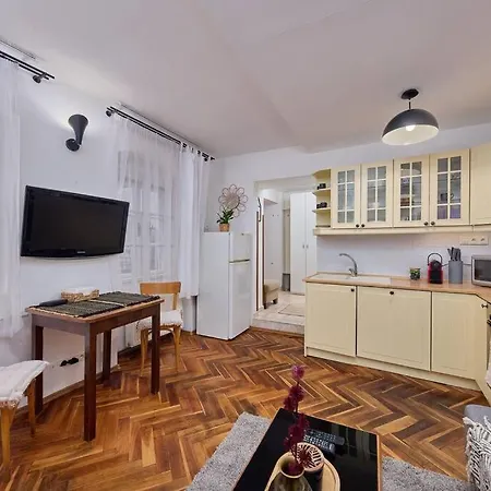 Old - Courtyard Apartament